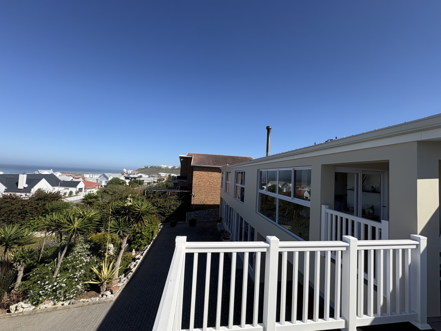 4 Bedroom Property for Sale in Pearl Bay Western Cape